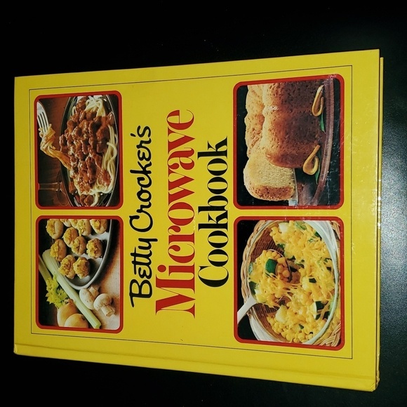 Oldie Betty Crocker's microwave cookbook circa 1981 about 280 pages - Picture 1 of 12